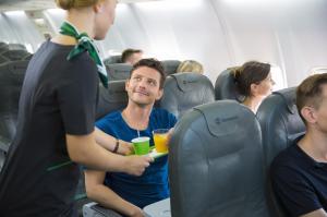 Entgegen dem Trend gibt es auf allen Germaniaflügen kostenfreie Snacks, Softdrinks, Zeitschriften und mindestens 20 Kilogramm Freigepäck. © Germania Germania Service an Bord