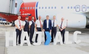 Anlässlich des Erstflugs posiert Martin Altemöller, Verkehrsleiter des Hannover Airport (3. v. r.) mit der Crew. © Hannover Airport Norwegians Erstflug von Hannover nach Alicante