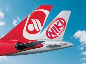 Niki-Airline meldet Insolvenz an. Heck Flugzeug Air Berlin und Niki