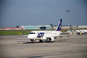 Mit einer solchen Embraer E 170 fliegt LOT ab Juni zwölfmal pro Woche von Hannover nach Warschau. © LOT LOT Embraer E170