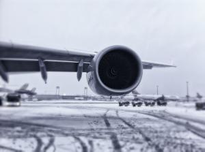 Wintersturm Skylar legt mit Schnee, Eis und Wind den Flugverkehr im Nordosten der USA lahm. Flugzeug Flughafen Schnee New York