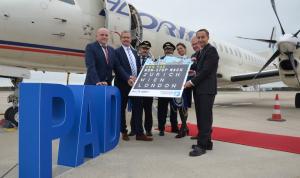 Der Erstflug von Adria Airways wurde mit Wasserfontänen und Gruppenfotos gefeiert. © Flughafen Paderborn/Lippstadt Adria Airways Erstflug Paderborn
