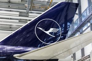 Die Lufthansa-Flotte wird sukzessive umlackiert auf das neue Logo. © Lufthansa Lufthansa Heck mit neuem Logo