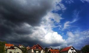 Ein Sturmtief über Nordeuropa ist der Grund, dass KLM in Amsterdam 159 Flüge streichen musste. Sturmwolken über Häusern