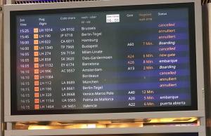 Am Flughafen Frankfurt fielen am Montag zahlreiche Flüge wegen eines Brandes aus. Foto: Rudolph LH Flugstreichungen FRA 11.02.18 Rudolph