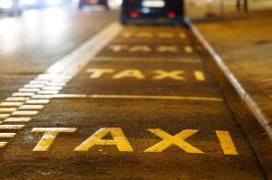 Für Taxifahrten vom BER ins Berliner Stadtgebiet wird künftig ein Aufschlag von 1,50 Euro verlangt. Taxi Flughafen Nacht