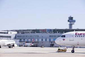Eurowings bietet seit 1. Februar Internet an Bord an. Foto: Flughafen Düsseldorf flughafen-duesseldorf-vorfeld-eurowings-turkish-airlines