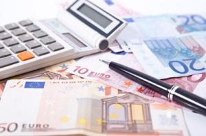 Bei Eurowings und Brussels müssen Kunden für einige Zusatzleistungen künftig tiefer in die Tasche greifen. Euroscheine mit Taschenrechner