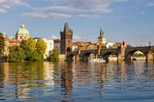 Am Flughafen in Prag soll ein Plastikverbot in Kraft treten. Tschechien: Prag Karlsbrücke
