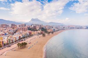 Der Flughafen im spanischen Alicante ist nach einem Brand geschlossen. Spanien: Alicante Strand