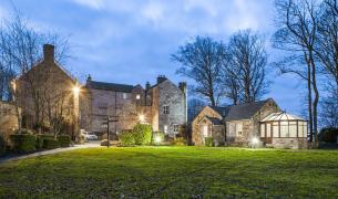 Das Thurnham Hall Resort ist zum Teil in einem alten Schloss untergebracht. Schloss Garten Dämmerung