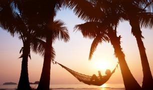 Hängematte+Strand+Buch+Frau+Sonnenuntergang