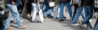 Streikende Arbeitnehmer laufen auf der Straße.