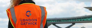 Bodepersonal in Warnweste am Flughafen Gatwick