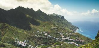 Blick über die Mascaschlucht auf Teneriffa mit Meer im Hintergrund.