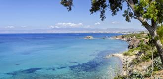 Blaues Meer am Aphrodite Beach bei Paphos auf Zypern.