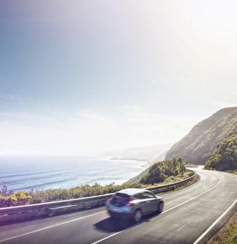 Great Ocean Road Auto im Linksverkehr auf Küstenstraße