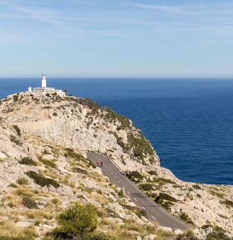 Cap de Formentor - Mallorca Leuchtturm am Cap de Formentor auf Mallorca mit Meer im Hintergrund.