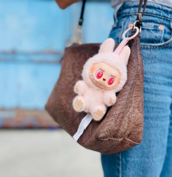 Labubu hängt an Tasche