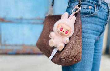 Labubu hängt an Tasche