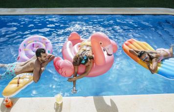 Pool, Menschen