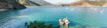 Adrasan - Antalya & Belek Boote in der Bucht von Adrasan bei Belek mit Bergen him Hintergrund.