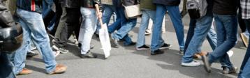 Streikende Arbeitnehmer laufen auf der Straße.