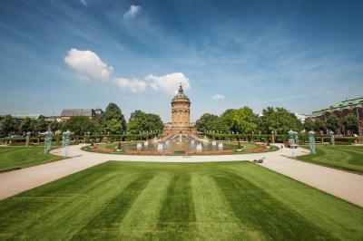 Die beste Zeit, um ein Cabrio in Mannheim zu mieten, sind die Monate Mai bis September. Wasserturm in Mannheim