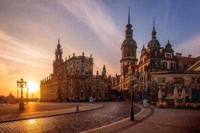 Die beste Zeit, um ein Cabrio in Dresden zu mieten, sind die Monate Mai bis September. Residenzschloss in Dresden bei Sonnenuntergang