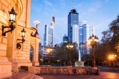 Frankfurts Architektur ist ein Mix aus Klassik und Moderne. Main Tower in Frankfurt am Main