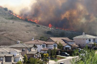 12996-waldbrand-usa-kalifornien-haueser