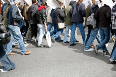 13432-streik-arbeitnehmer-marschieren-auf-strasse-20112018