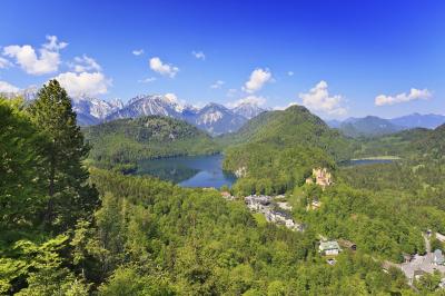 Das Allgäu bietet zahlreiche Ziele für Touren mit dem Cabrio. Schloss Hohenschwangau mit Bergen im Hintergrund