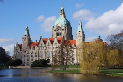 Die beste Zeit, um ein Cabrio in Hannover zu mieten, sind die Monate Mai bis September. Neues Rathaus in Hannover
