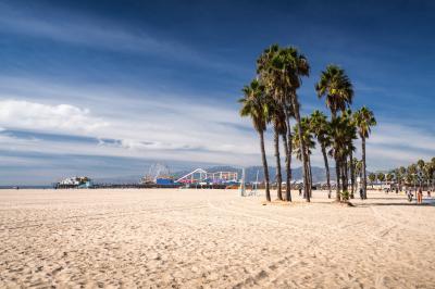 Die besten Monate für ein Cabrio in Los Angeles sind April bis November. Santa Monica Beach in Los Angeles