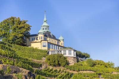 Erkunden Sie mit dem Cabrio die Weinberge in der Umgebung Dresdens. Spitzhaus Radebeul bei Dresden
