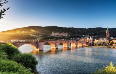 Besonders Heidelberg lohnt sich für einen Ausflug mit dem Cabrio. Alte Brücke und Schloss in Heidelberg