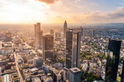 Die beste Zeit, um ein Cabrio in Frankfurt zu mieten, sind die Monate Mai bis September. Skyline von Frankfurt am Abend
