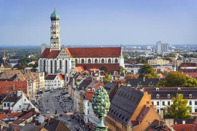 Die besten Monate, um ein Cabrio in Augsburg zu mieten, sind Mai bis September. Ulrichskirche in Augsburg