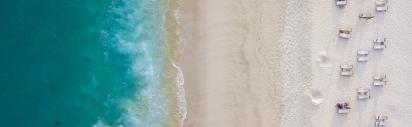 Meer von oben_Strand_Liegen