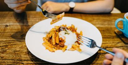 essen+nudeln+tomatensoße+pasta+päärchen+paar+romantisch