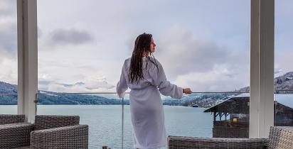 51+Österreich+Wellness_Österreich_Bademantel_See