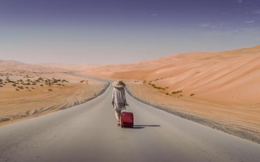 Frau mit Koffer auf Straße