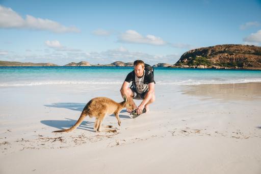 Mann und Känguru am Strand