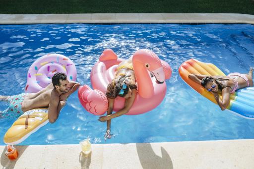 Freunde im Pool