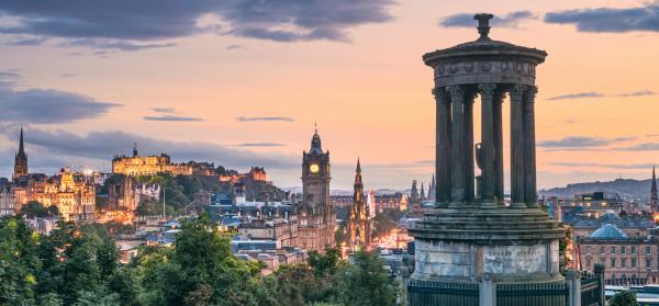 Blick von einem Hügel über die Altstadt von Edinburgh am Abend.