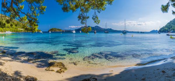 Blick aufs Meer vom Playa de Formentor auf Mallorca mit Booten im Hintergrund.