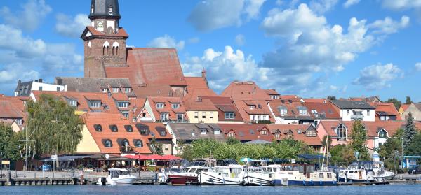 Häuser, Kirche, See Waren (Müritz)