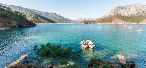 Boote in der Bucht von Adrasan bei Belek mit Bergen him Hintergrund.