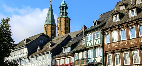 Häuserfront, Kirchturm Goslar